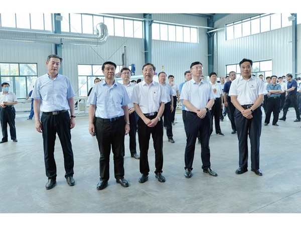 崔洪刚等领导视察观摩鲁泰建材装配式装修材料产业园